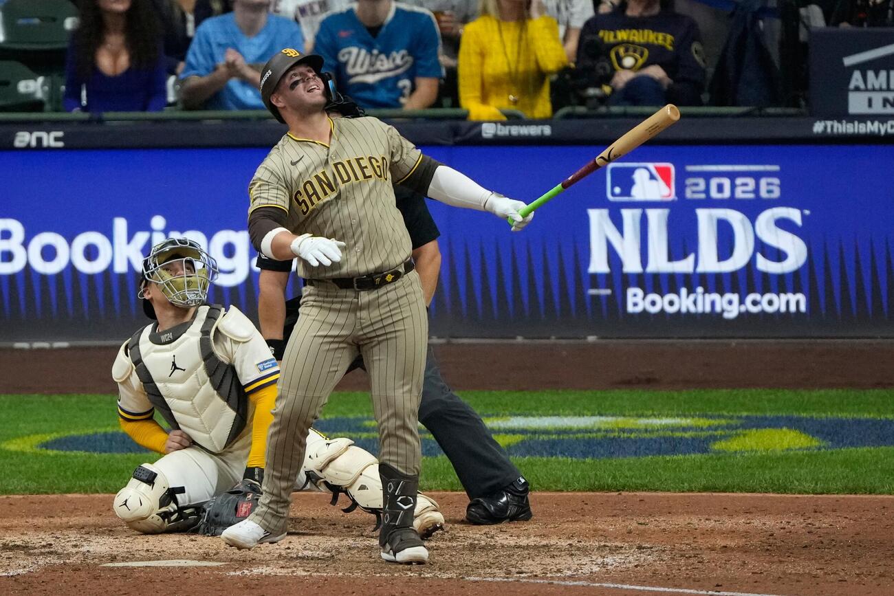 ブルワーズ戦9回、左翼へ放った大飛球を見上げるパドレス・フランス（AP）