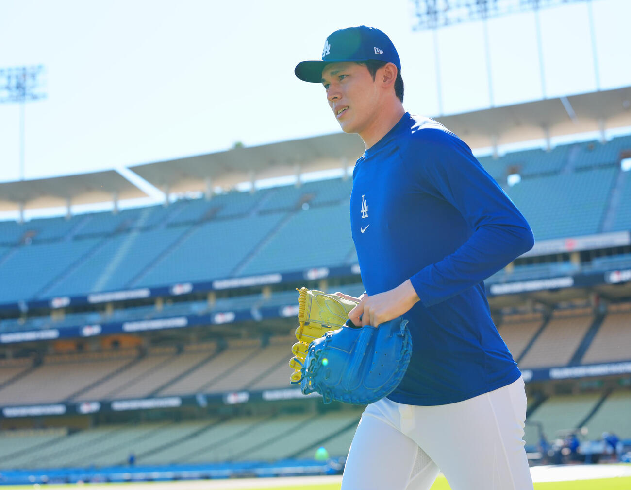 ドジャース対ブレーブス　試合前笑顔を見せながらグラウンドに入るドジャース佐々木朗希（撮影・垰建太）