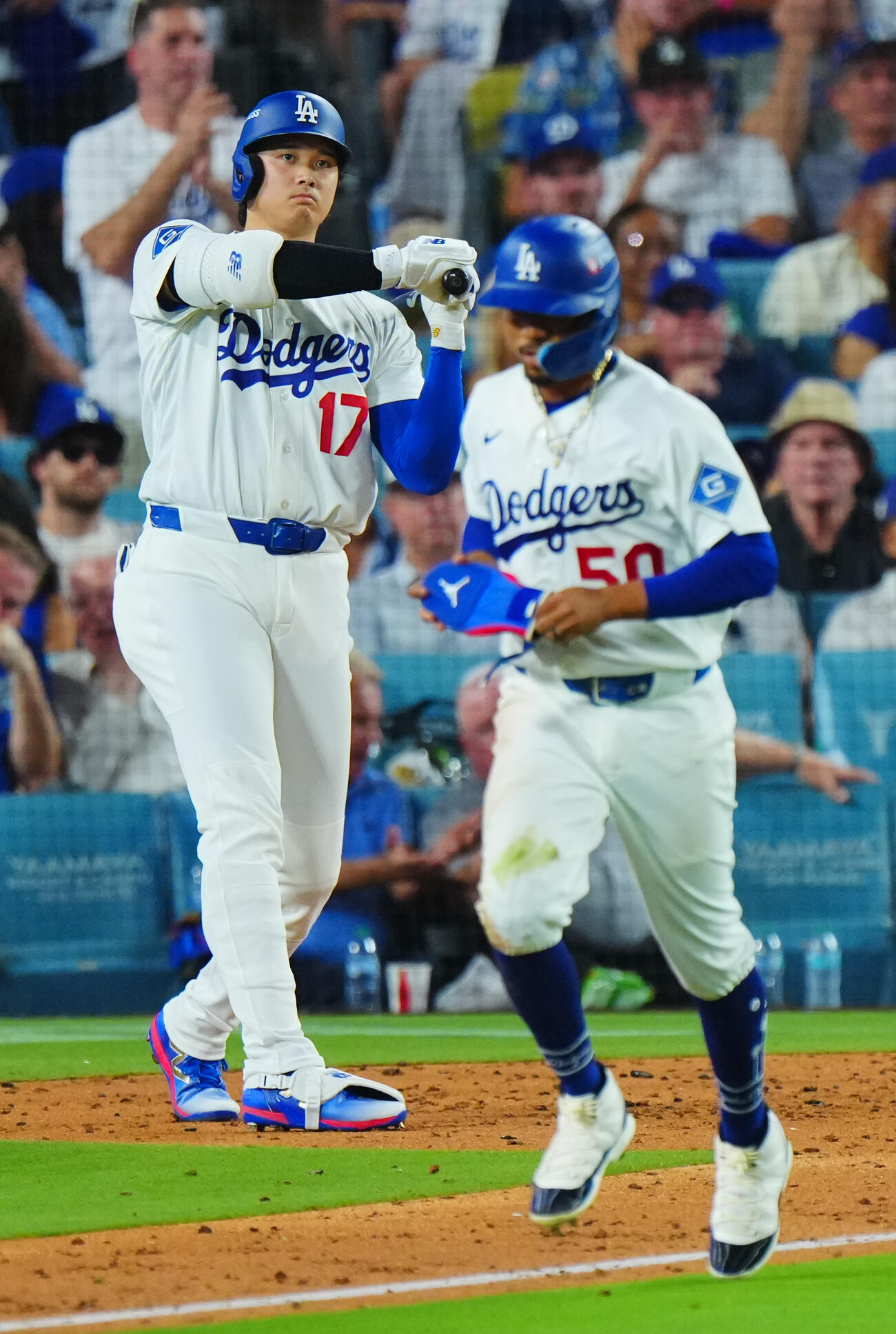ドジャース対ブレーブス　5回裏ドジャース無死、ムーキー・ベッツ（右）が四球を選び打席に向かう大谷翔平（撮影・垰建太）