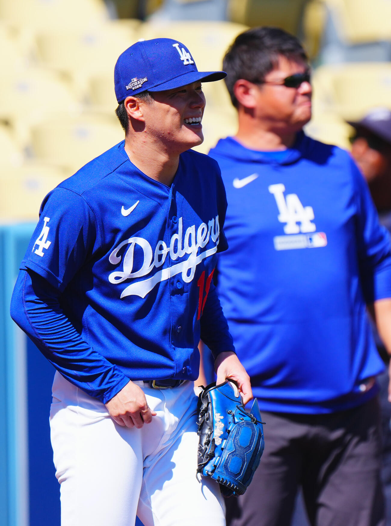 ドジャース対ブレーブス　試合前練習中、笑顔を見せるドジャース山本由伸（撮影・垰建太）