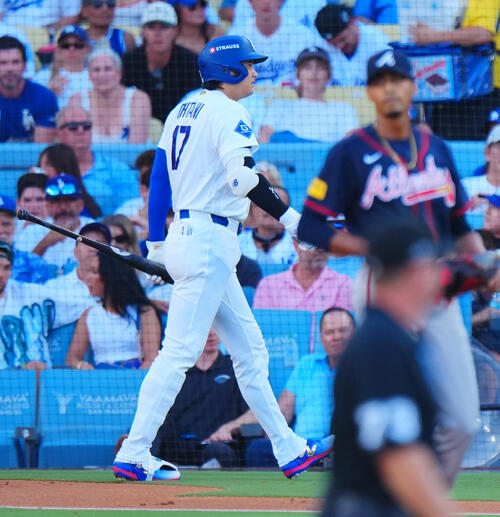 ドジャース対ブレーブス　1回裏ドジャース1死、空振り三振に倒れ引き揚げる大谷翔平（撮影・垰建太）
