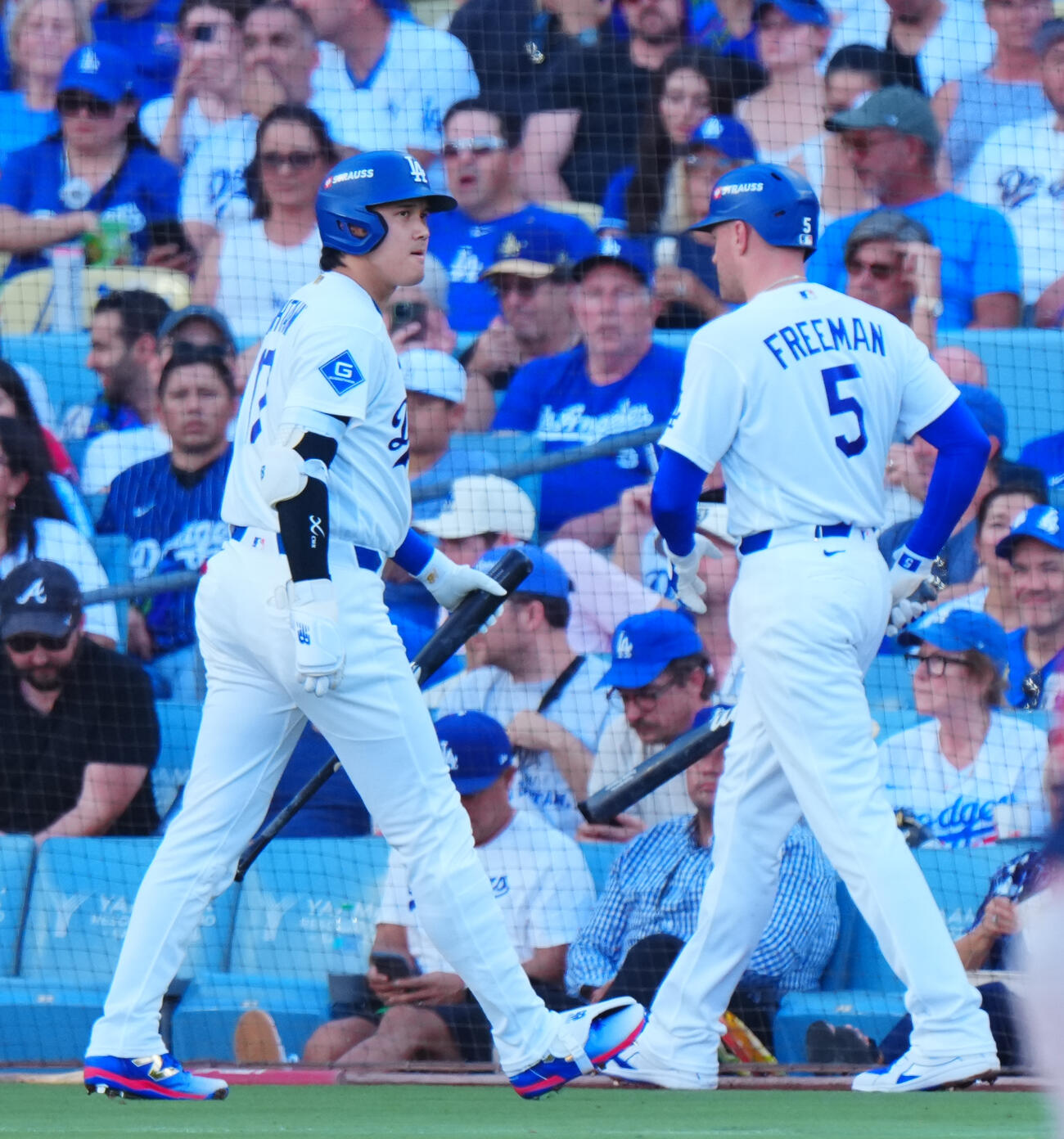 ドジャース対ブレーブス　1回裏ドジャース1死、空振り三振に倒れ引き揚げる大谷翔平（左）（撮影・垰建太）