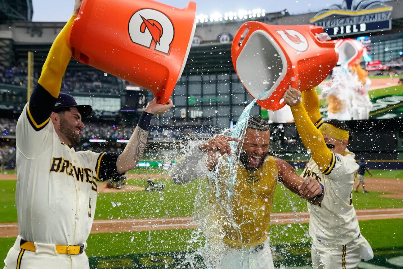 9回裏、逆転サヨナラ打を放ったブルワーズのチョウリオは水をかけられ祝福される（AP）