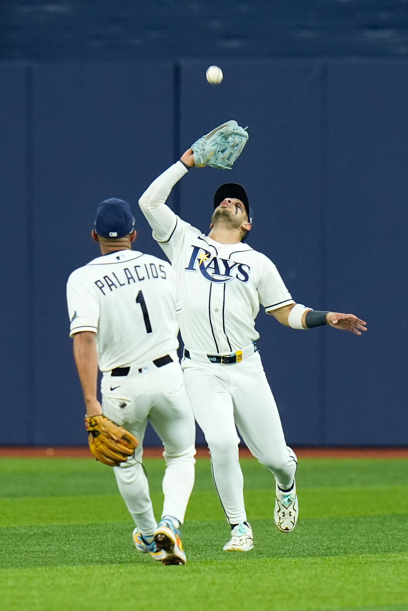ヤンキース戦2回、レイズの右翼手メサがジョーンズの飛球をキャッチする（AP）