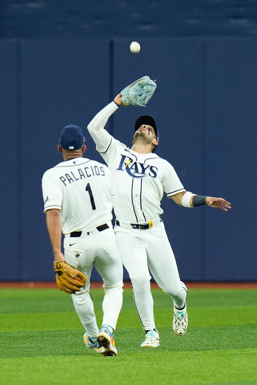 ヤンキース戦2回、レイズの右翼手メサがジョーンズの飛球をキャッチする(AP)