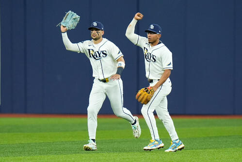 ヤンキース戦2回、レイズの右翼手メサ(左)がジョーンズの飛球をキャッチする(AP)