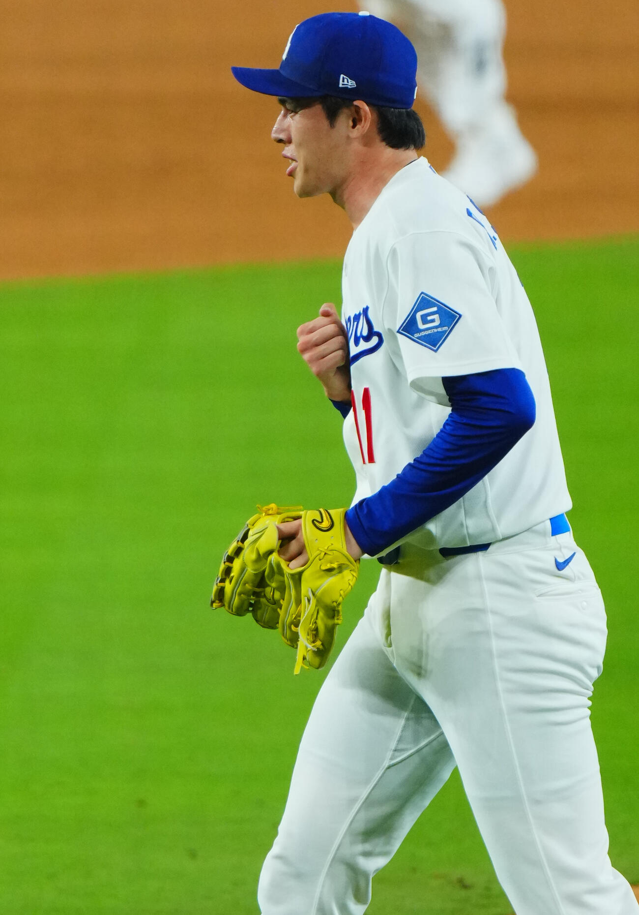 ドジャース対ブレーブス　8回表ブレーブス1死満塁、アクーニャを遊ゴロ併殺でピンチをしのぎ胸をたたく佐々木朗希（撮影・垰建太）