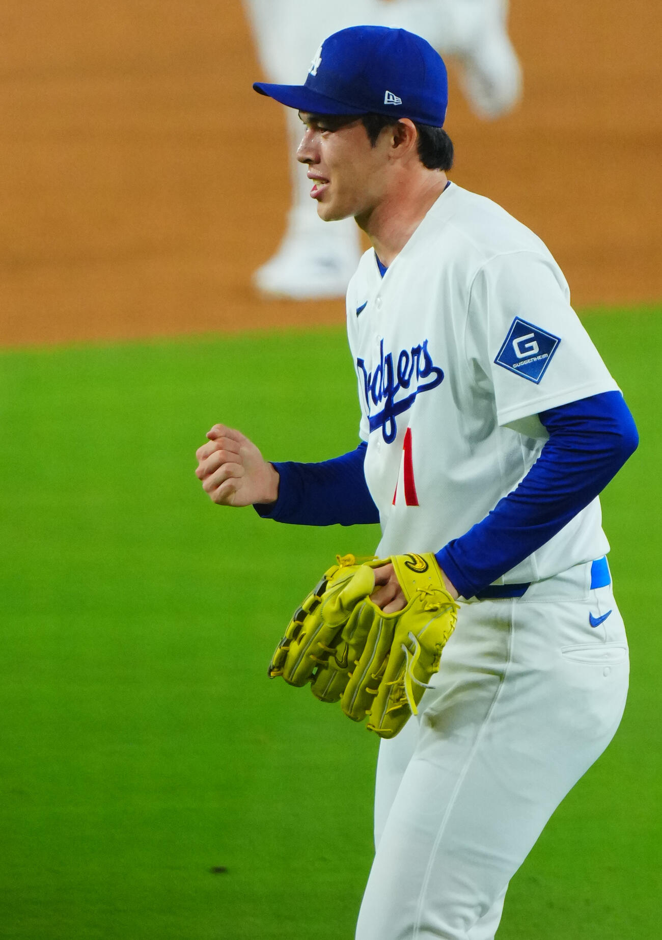 ドジャース対ブレーブス　8回表ブレーブス1死満塁、アクーニャを遊ゴロ併殺に仕留めてピンチをしのぎ胸をたたく佐々木朗希（撮影・垰建太）