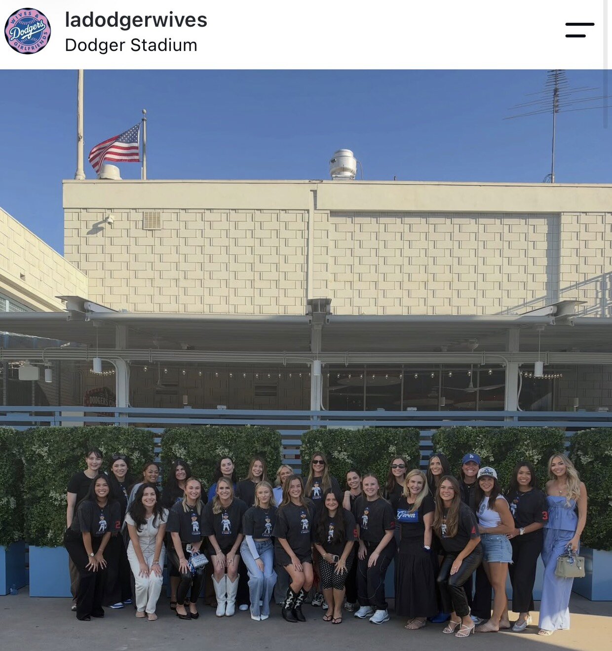 ドジャース夫人会が公式インスタグラムに公開した集合写真