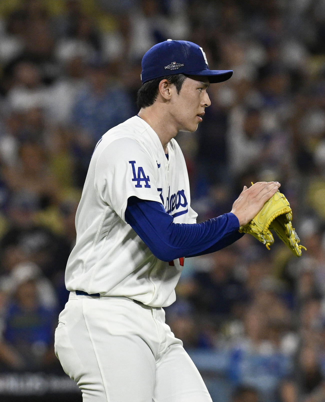 ブレーブス戦の9回、3者凡退に抑えグラブをたたくドジャース・佐々木朗＝ロサンゼルス（共同）