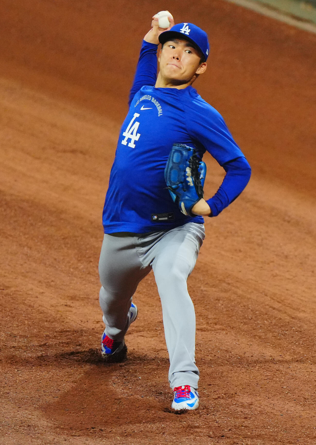 トゥルーイスト・パークで投球練習を行うドジャース山本由伸（撮影・垰建太）