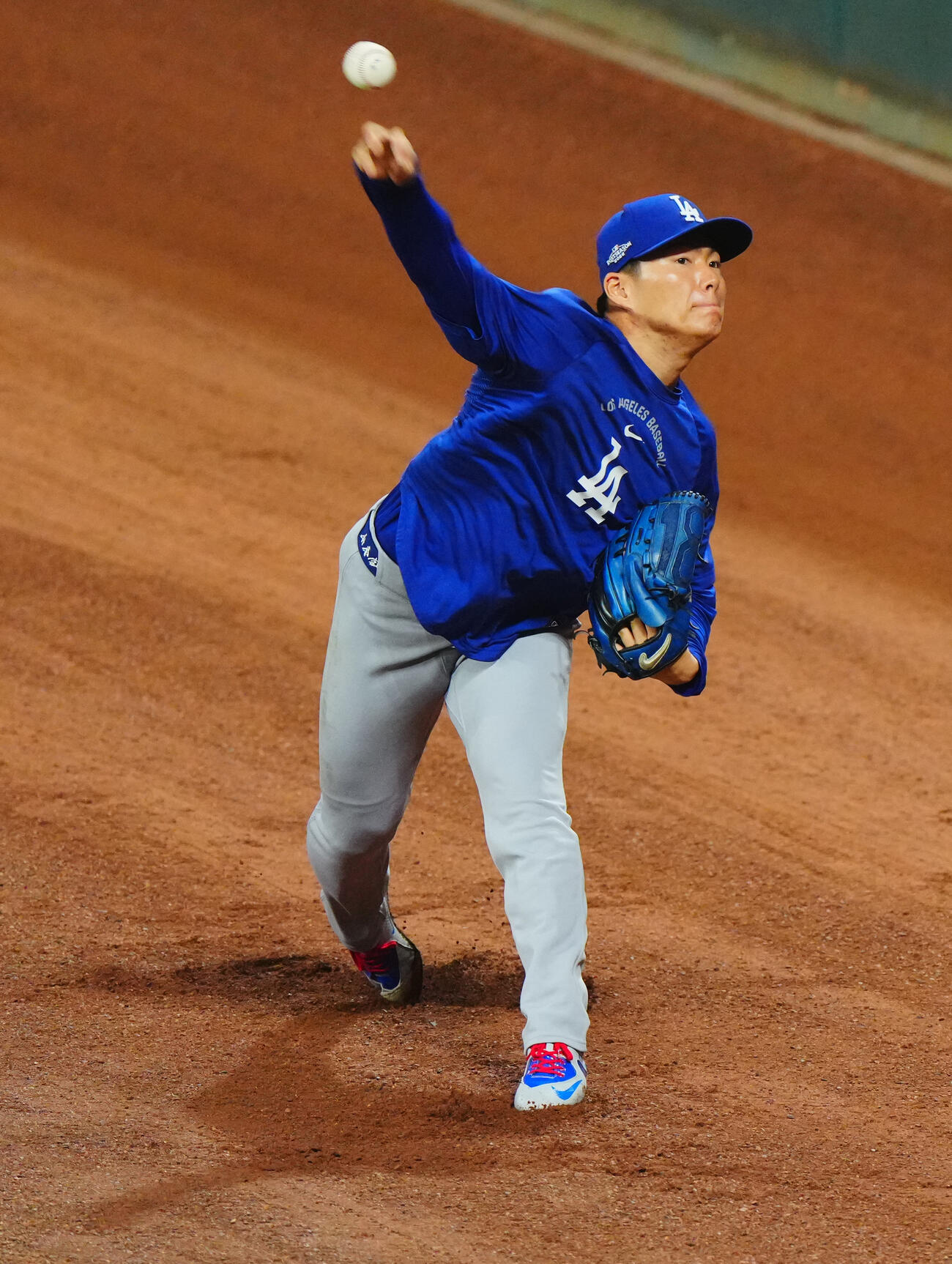 トゥルーイスト・パークで投球練習を行うドジャース山本由伸（撮影・垰建太）