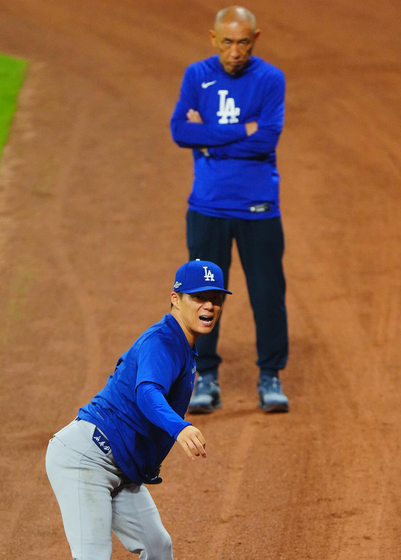 トゥルーイスト・パークで矢田修氏（後方）が見つめる中投球練習を行うドジャース山本由伸（撮影・垰建太）