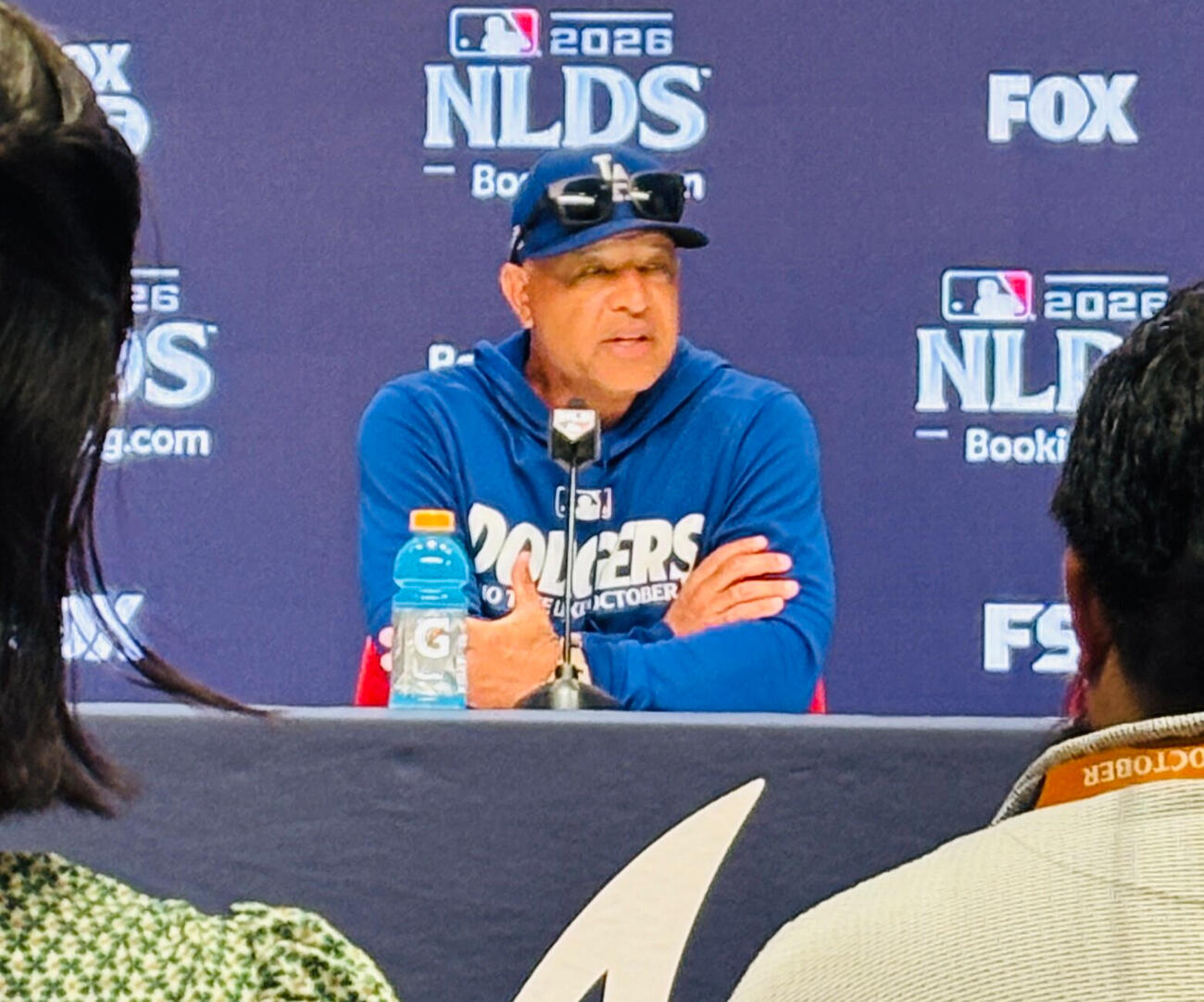 地区シリーズ第3戦の前にメディア対応を行ったロバーツ監督