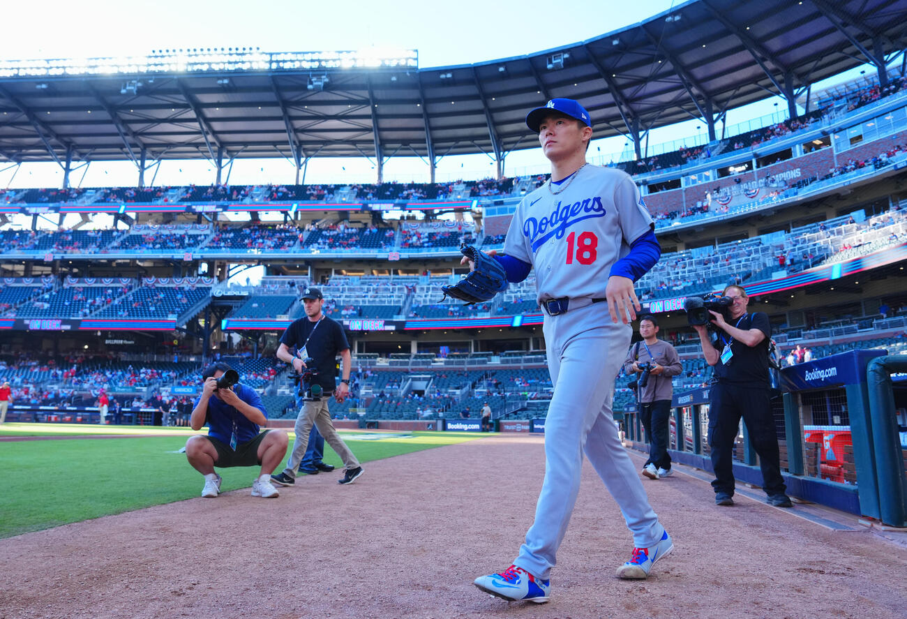 ブレーブス対ドジャース　試合前表情を引き締めグラウンドに入るドジャース先発山本由伸（撮影・垰建太）