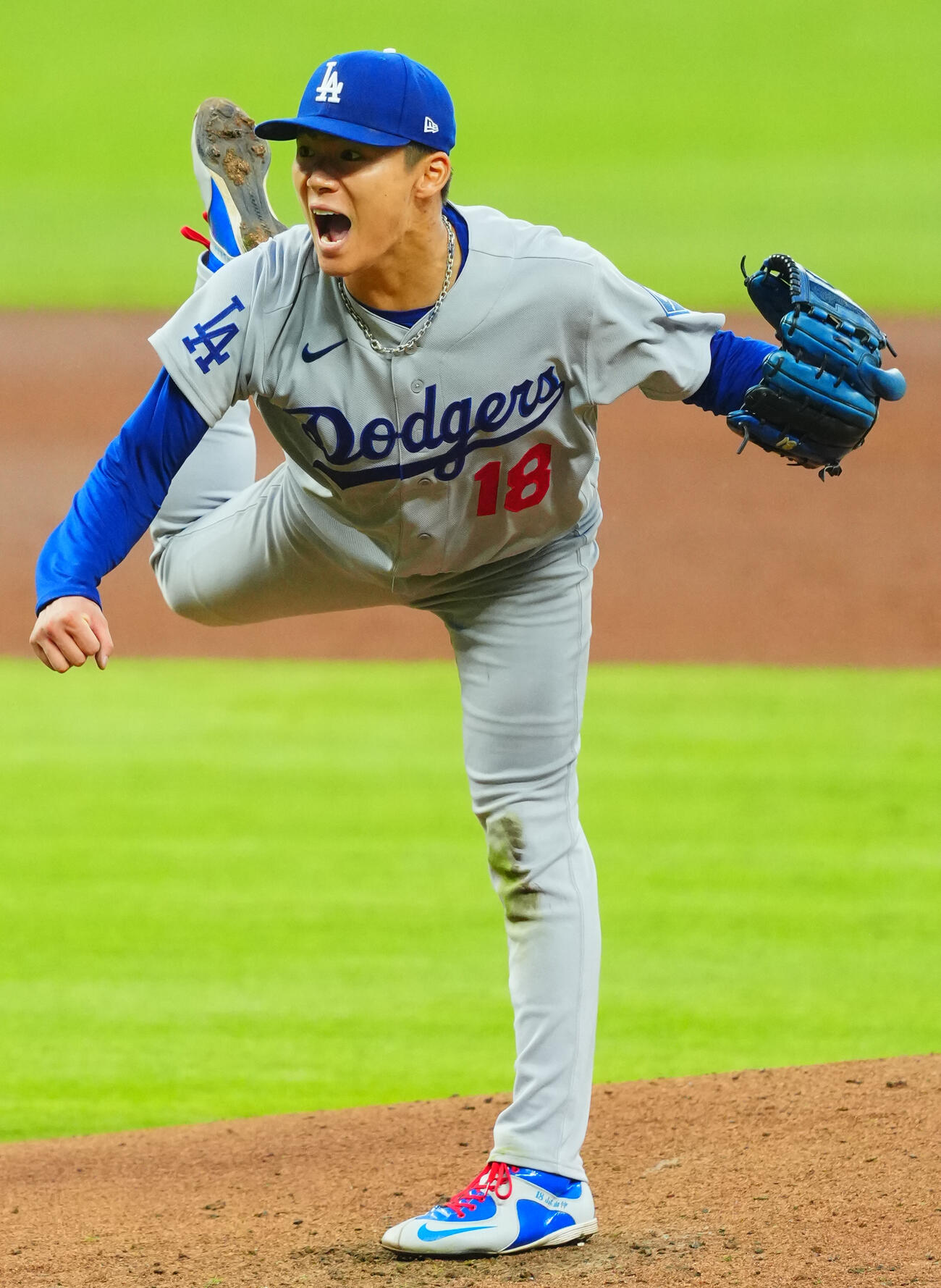 ブレーブス対ドジャース　声をあげ力投するドジャース先発山本由伸（撮影・垰建太）
