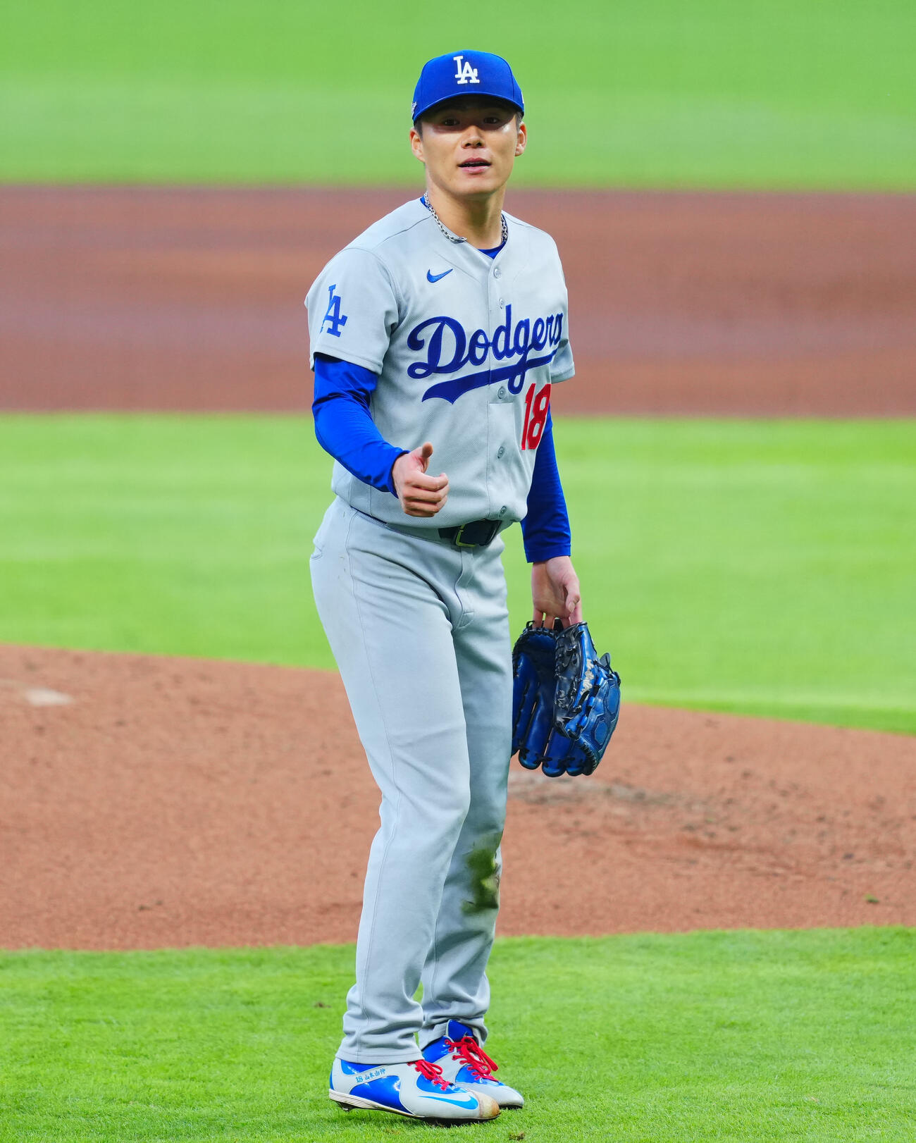 ブレーブス対ドジャース　2回裏ブレーブス1死、マイケル・ハリスのバントの処理で膝をついた山本由伸はベンチに向かってサムズアップ（撮影・垰建太）