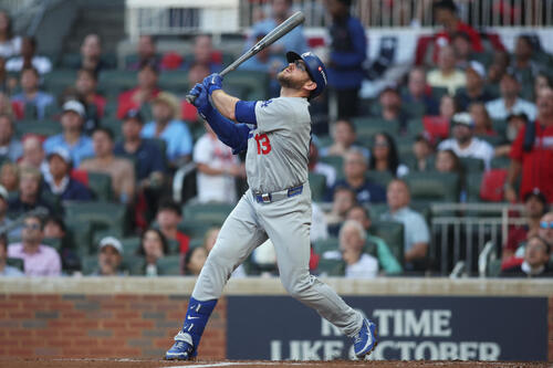 2回、遊飛を打ち上げるドジャースのマンシー(ロイター)