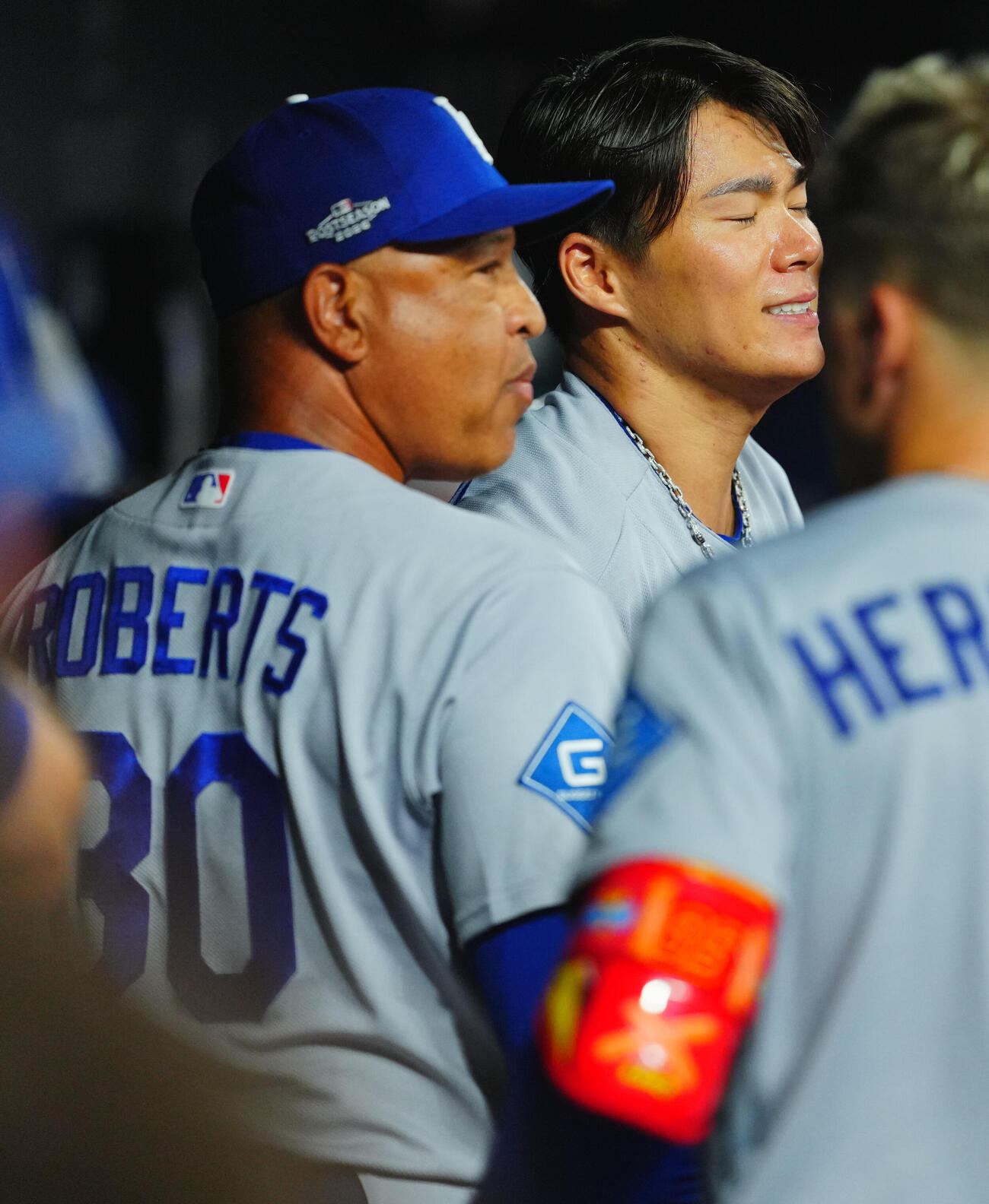 ブレーブス対ドジャース　7回裏ブレーブスの攻撃を無失点に抑えたドジャース山本由伸（右）はデーブ・ロバーツ監督からねぎらいを受け小突かれる（撮影・垰建太）