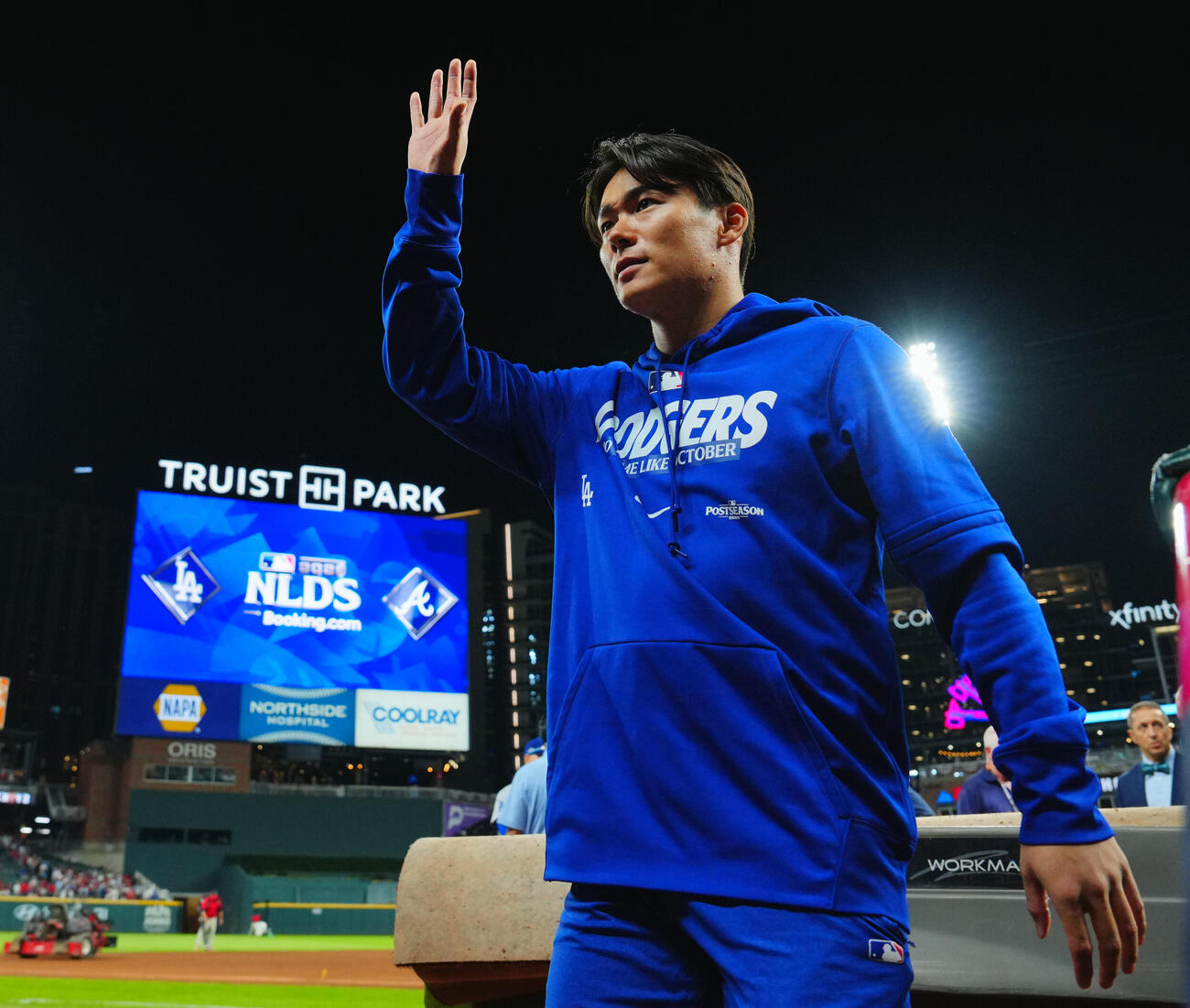 ブレーブス対ドジャース　ブレーブスに勝利し勝ち投手のドジャース山本由伸はファンに手を振り引き揚げる（撮影・垰建太）