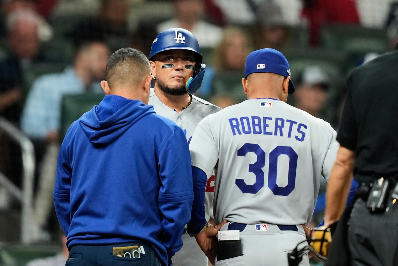 8回、腰を痛めたためロバーツ監督と話すドジャースのロハス（AP）