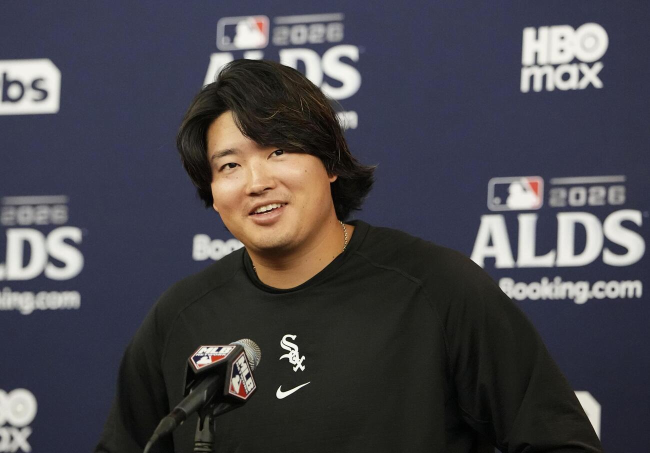 記者会見するホワイトソックス・村上＝6日、シカゴ（共同）