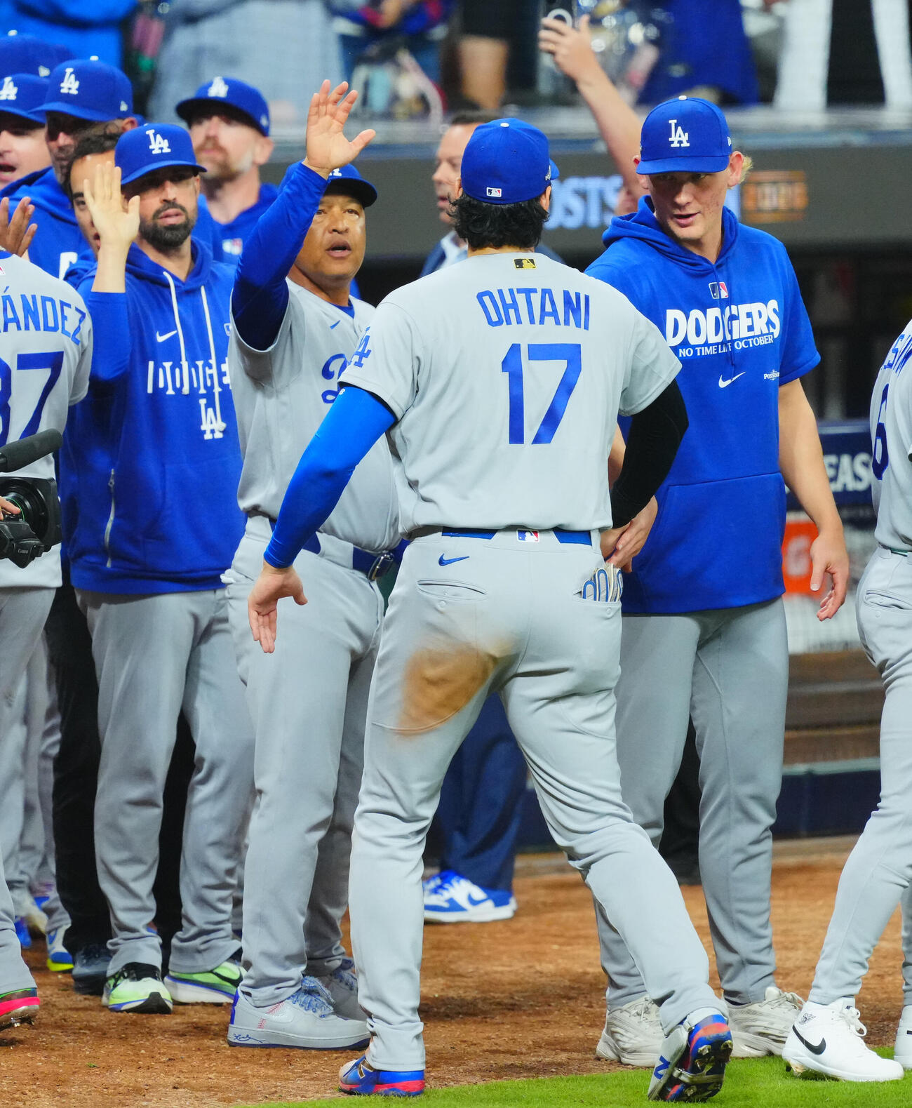 ブレーブス対ドジャース　ブレーブスに勝利し大谷翔平（17番）らナインとタッチを交わすドジャースのデーブ・ロバーツ監督（左から2人目）（撮影・垰建太）