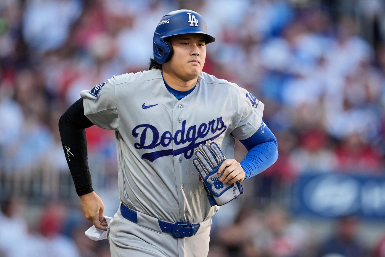 2回、四球で出塁するドジャース大谷（AP）