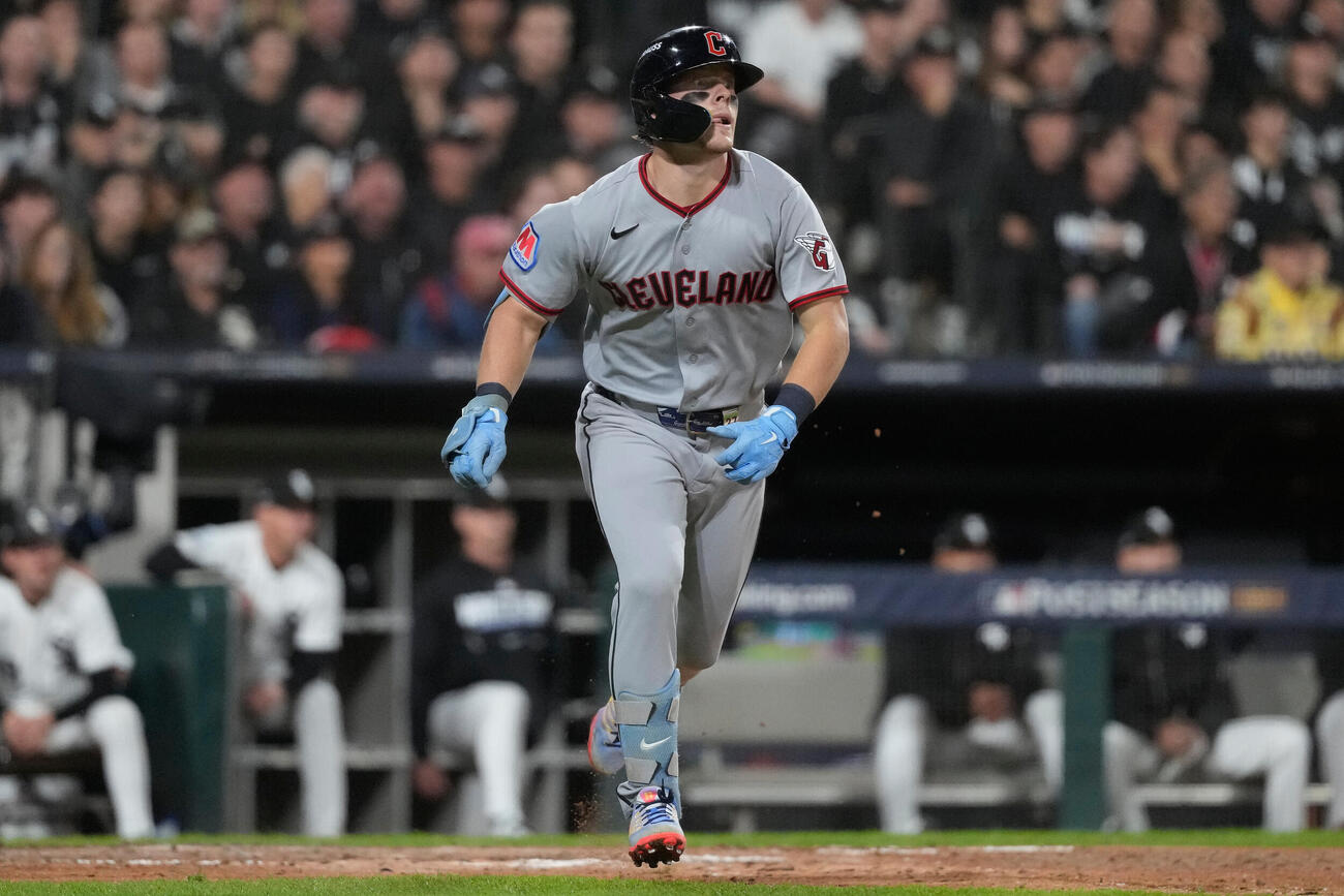 ホワイトソックス戦6回、右前適時打を放つガーディアンズ・バザーナ（AP）