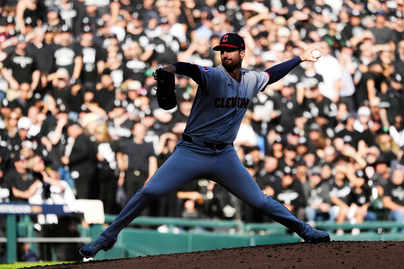 ホワイトソックス戦で投球するガーディアンズのグリフィン（AP）