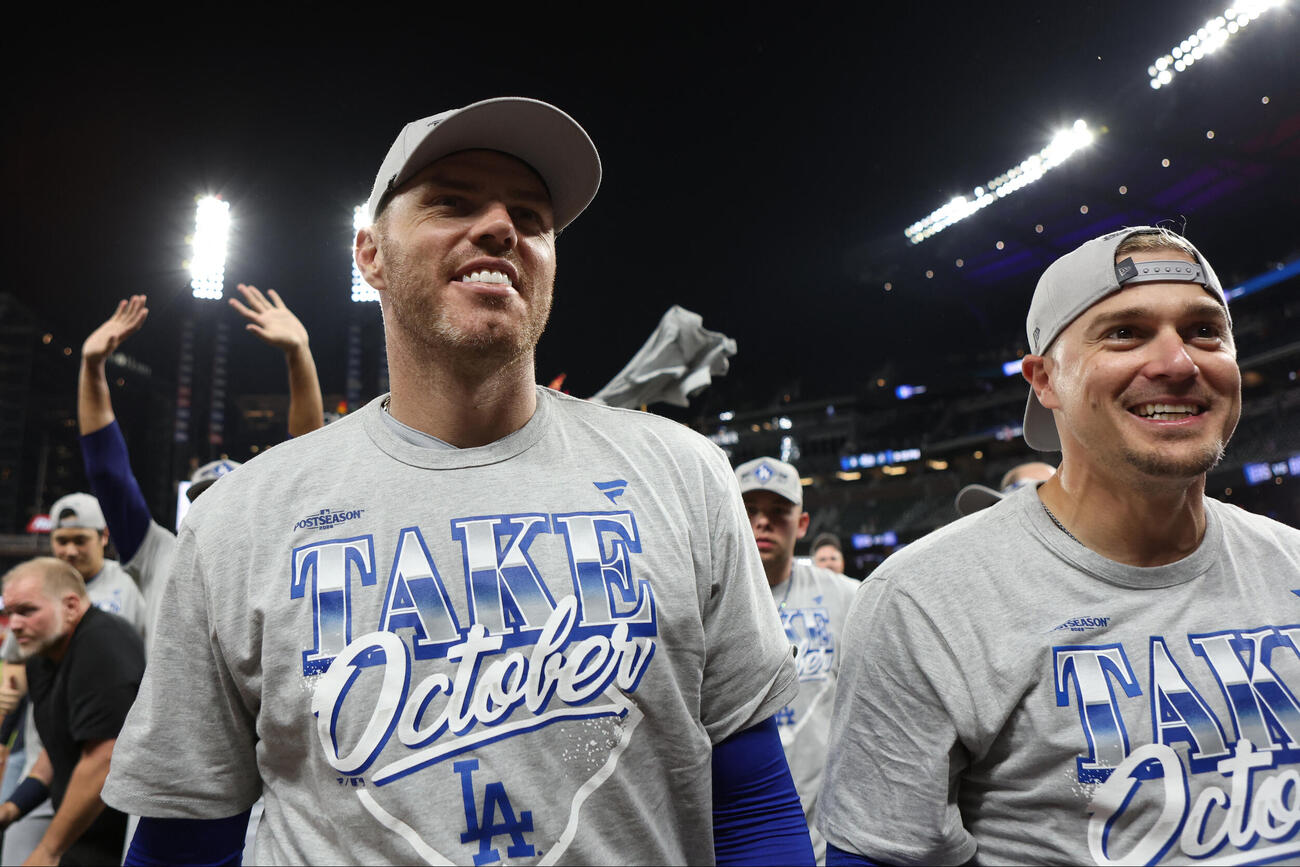 リーグ優勝決定シリーズ進出を決め笑顔を見せるドジャースのフリーマン（左）とキケ・ヘルナンデス（ロイター）