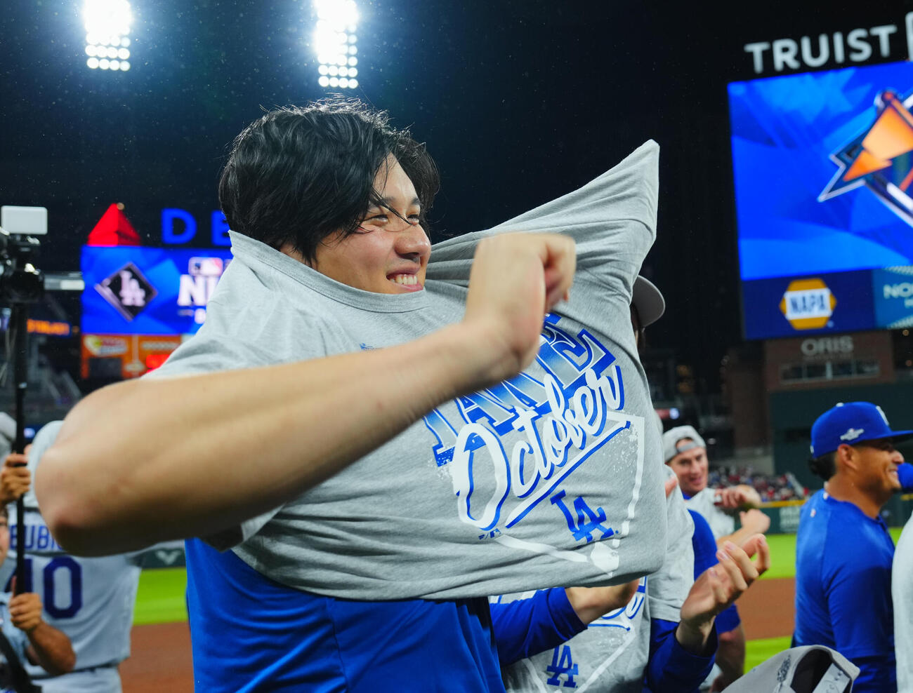 ブレーブス対ドジャース　ブレーブスに勝利し地区シリーズを突破したドジャース大谷翔平は特製Tシャツを笑顔で着る（撮影・垰建太）