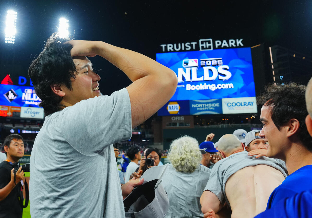 ブレーブス対ドジャース　ブレーブスに勝利し地区シリーズを突破したドジャース大谷翔平は笑顔を見せる（撮影・垰建太）