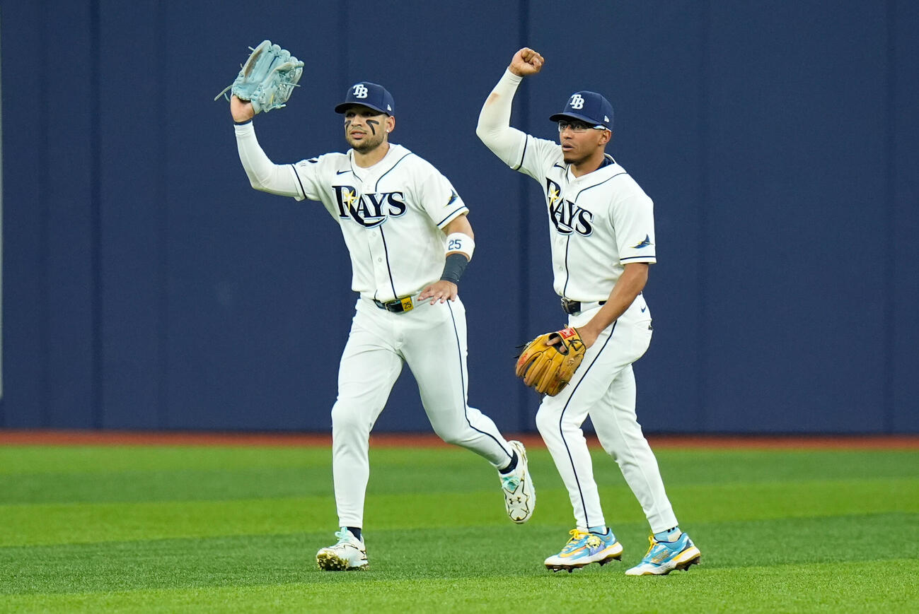 ヤンキース戦2回、レイズの右翼手メサ（左）がジョーンズの飛球をキャッチする（AP）