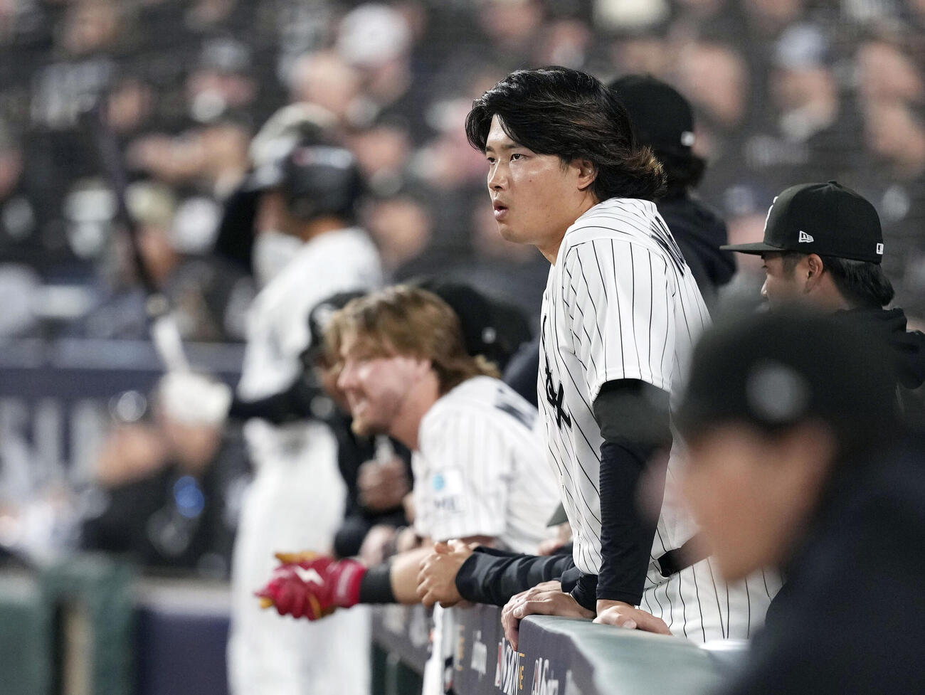 ガーディアンズ戦の2回、ベンチから試合を見守るホワイトソックス・村上＝シカゴ（共同）