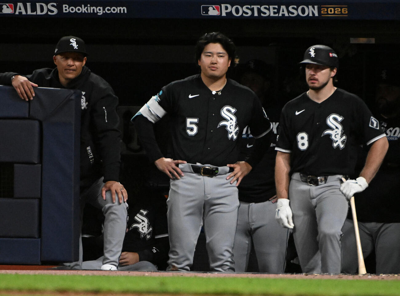 8回、ベンチから試合を見つめる村上宗隆とカイル・ティール（右、AP）
