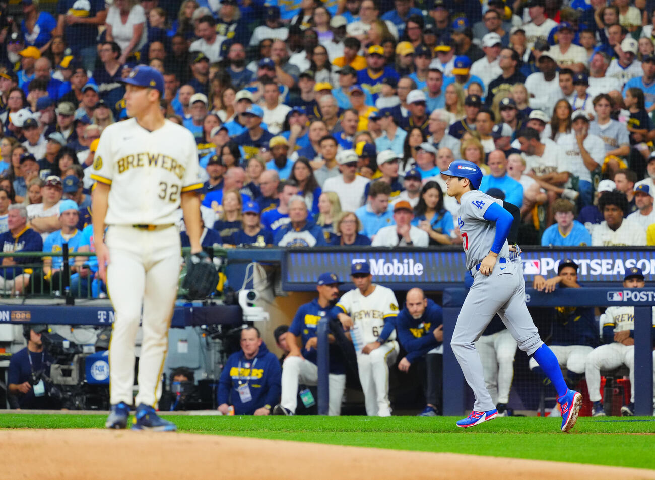 ブルワーズ対ドジャース　2回表ドジャース無死、四球を選ぶ大谷翔平。左はブルワーズ先発ジェーコブ・ミジオロウスキー（撮影・垰建太）