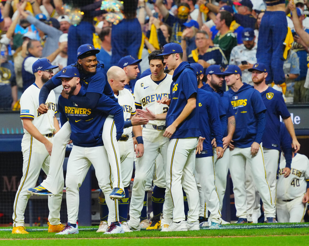 ブルワーズ対ドジャース　ドジャースに先勝し喜ぶブルワーズの選手たち（撮影・垰建太）
