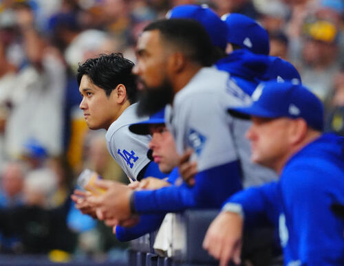ブルワーズ対ドジャース 9回表、ベンチで厳しい表情の大谷翔平(左)らドジャースの選手たち(撮影・垰建太)