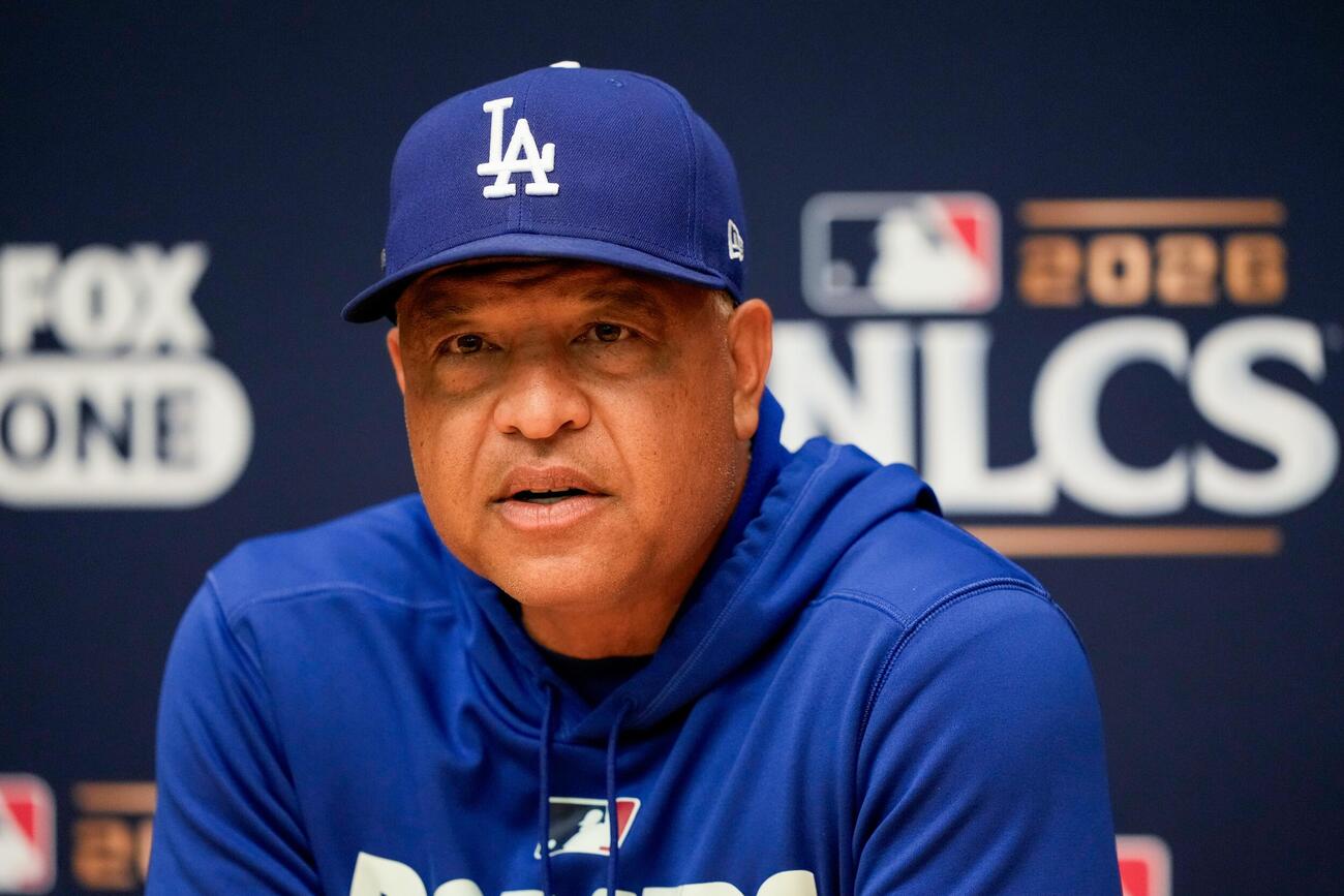 試合前に会見するドジャースのロバーツ監督(AP)
