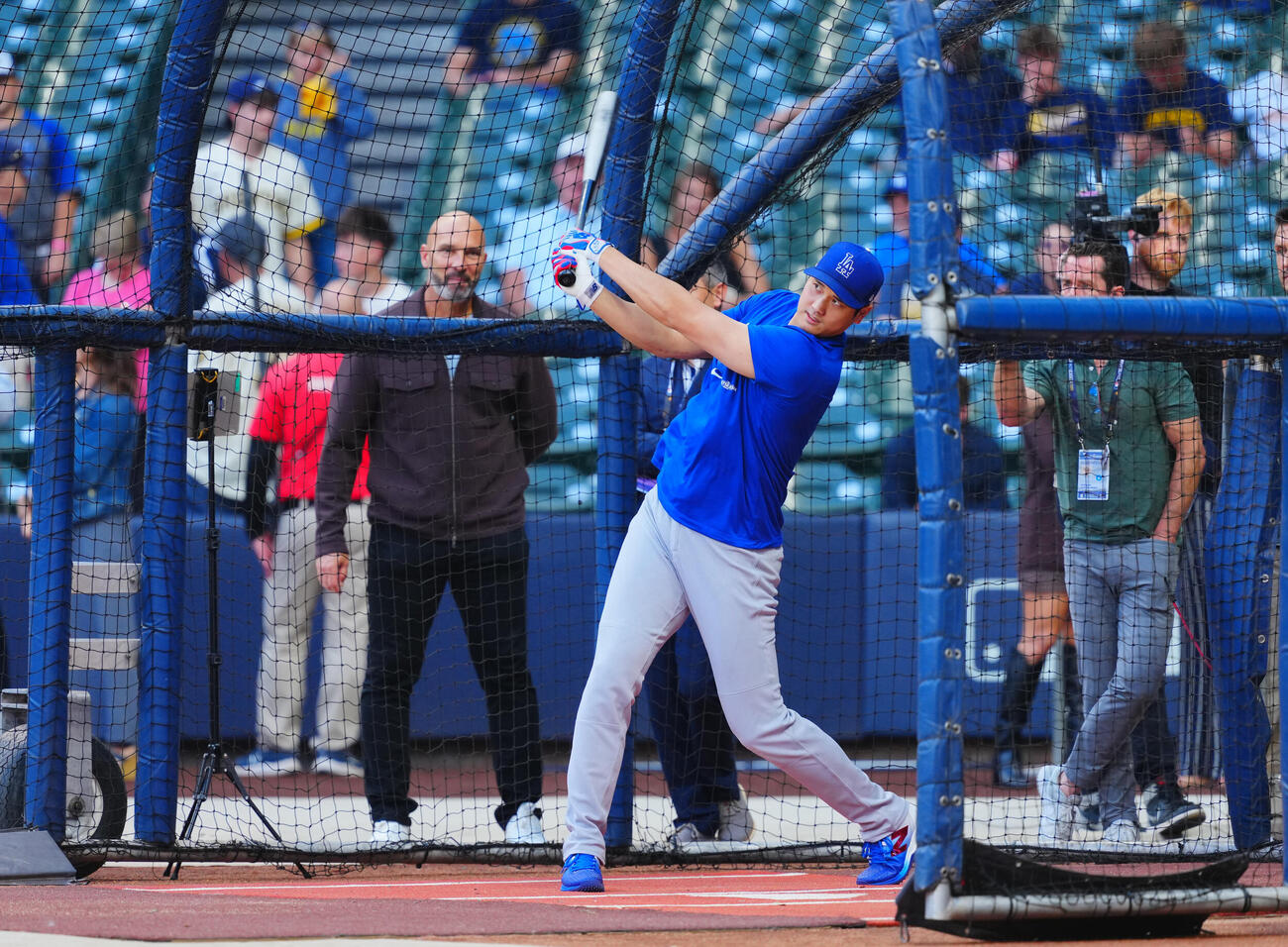 ブルワーズ対ドジャース　試合前にフリー打撃を行うドジャース大谷翔平（撮影・垰建太）