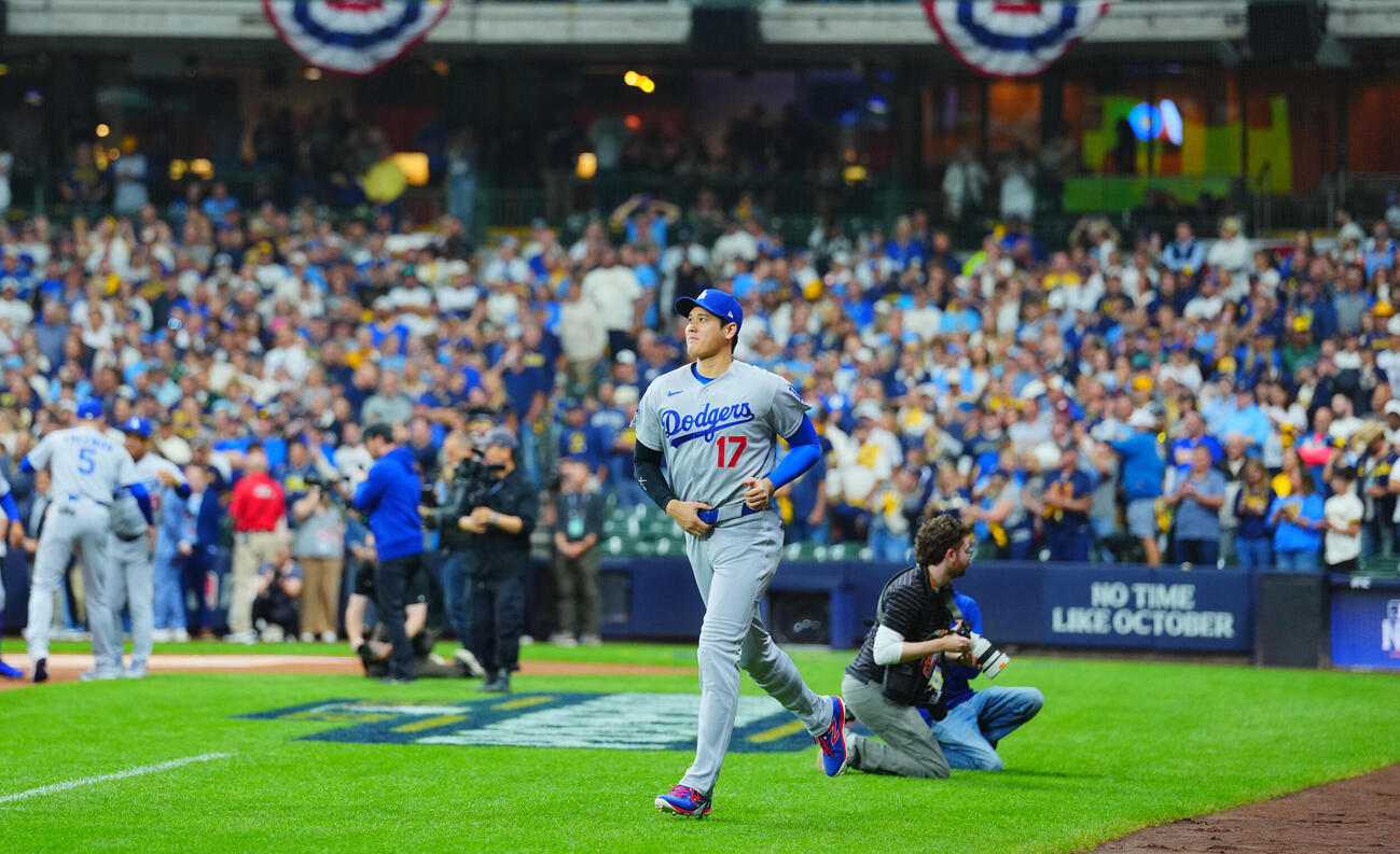 ブルワーズ対ドジャース　スタメン紹介でブーイングを浴びながら登場するドジャース大谷翔平（撮影・垰建太）