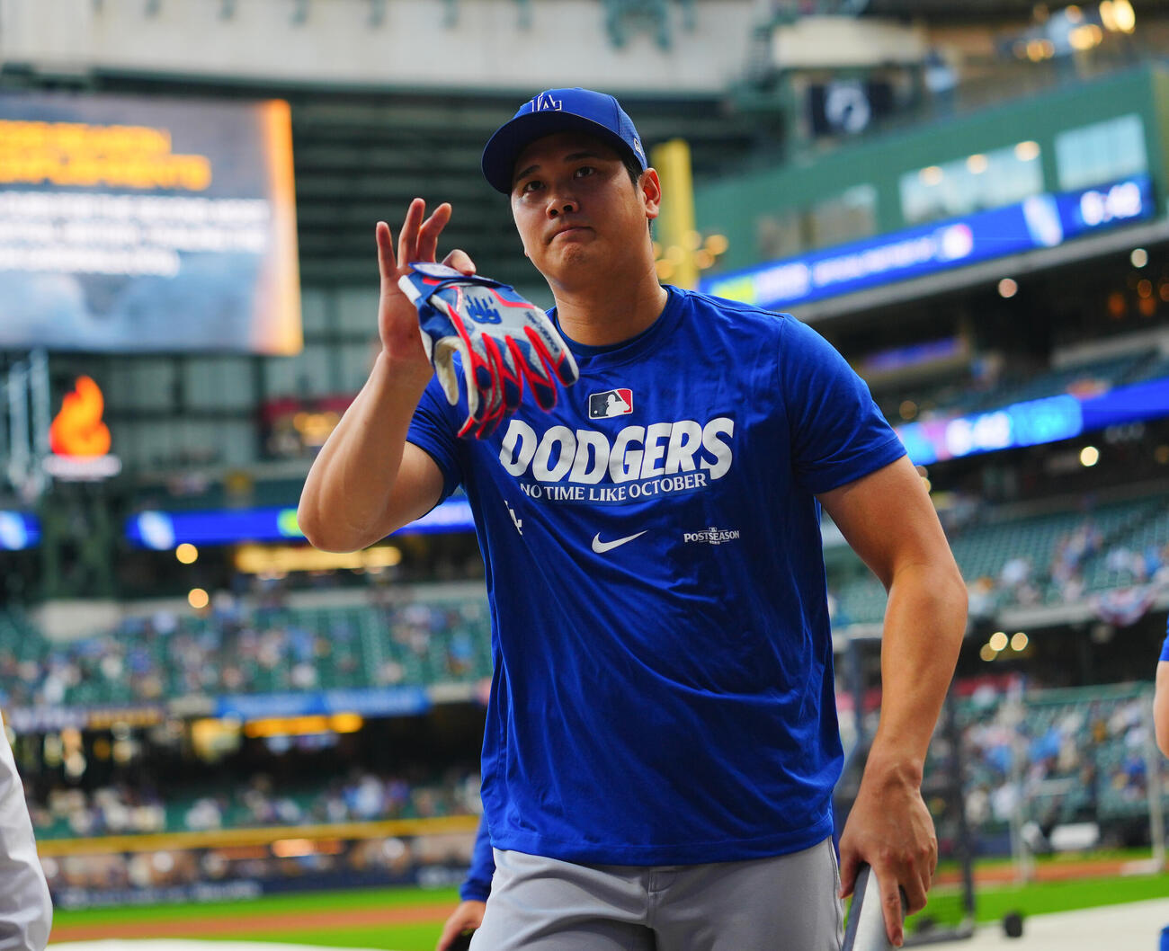 ブルワーズ対ドジャース試合前打撃練習を終え引き揚げるドジャース大谷翔平（撮影・垰建太）