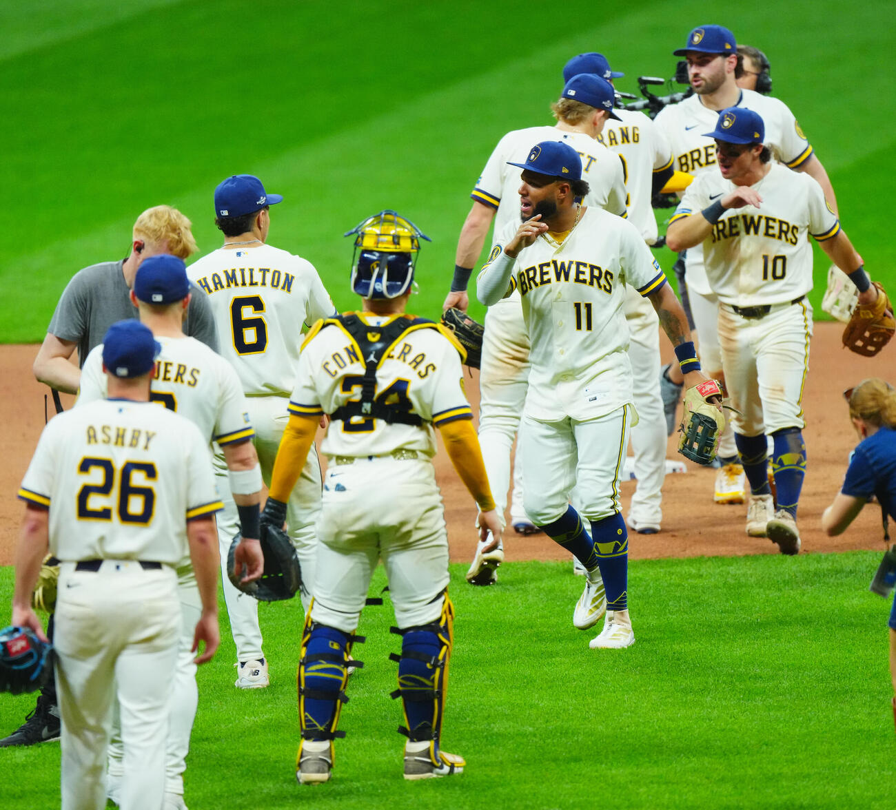 ブルワーズ対ドジャース　ドジャースに連勝しタッチを交わすブルワーズナイン（撮影・垰建太）