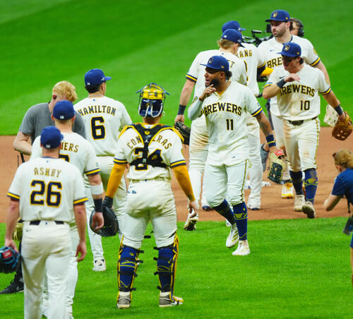 ブルワーズ対ドジャース　ドジャースに連勝しタッチを交わすブルワーズナイン（撮影・垰建太）