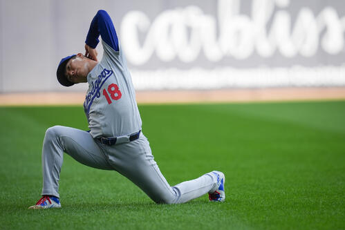 試合前、ストレッチを行うドジャース山本(AP)