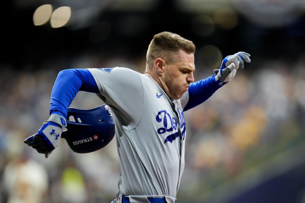 ナショナル・リーグ優勝決定シリーズ第1戦　5回、ダブルプレーとなったドジャースのフリーマン（AP）