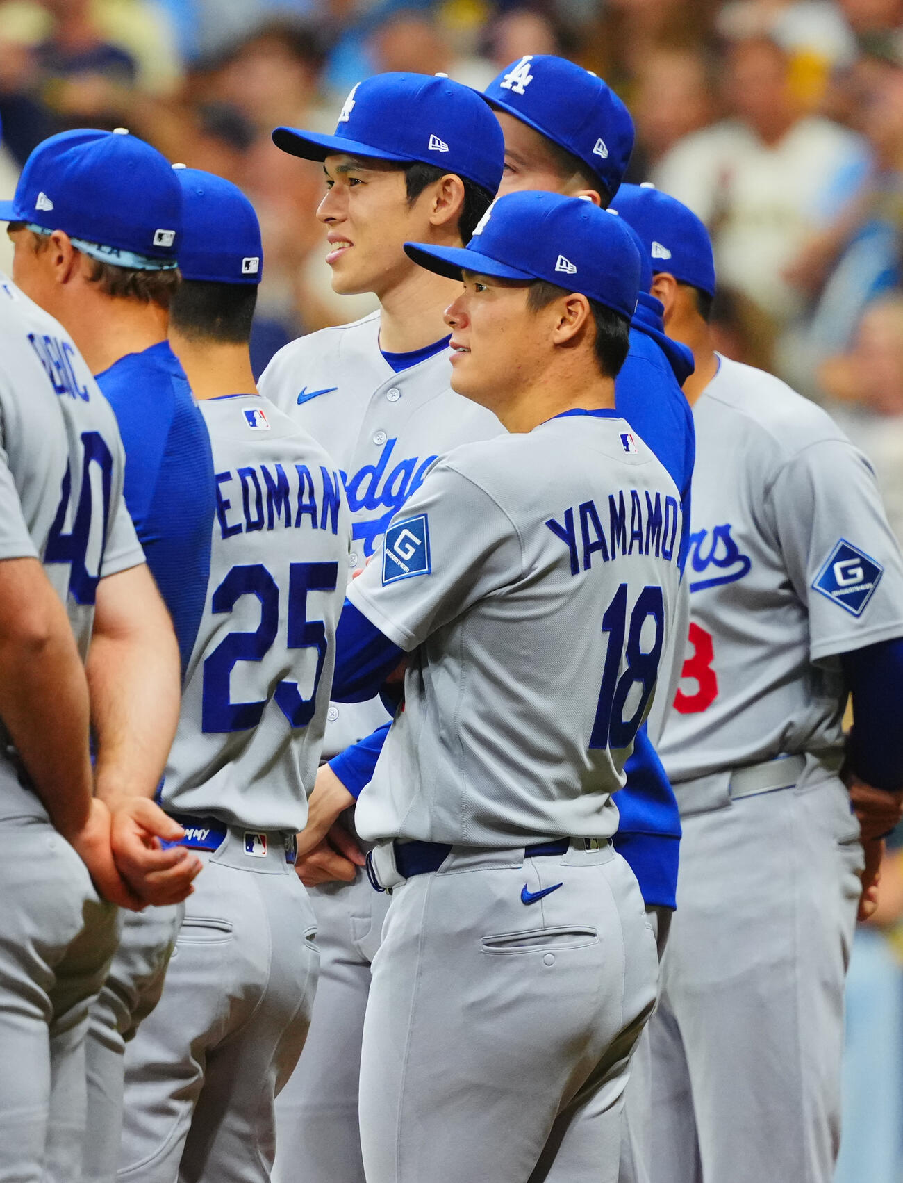 ブルワーズ対ドジャース　セレモニーで笑顔を見せるドジャース山本由伸（右）と佐々木朗希（撮影・垰建太）