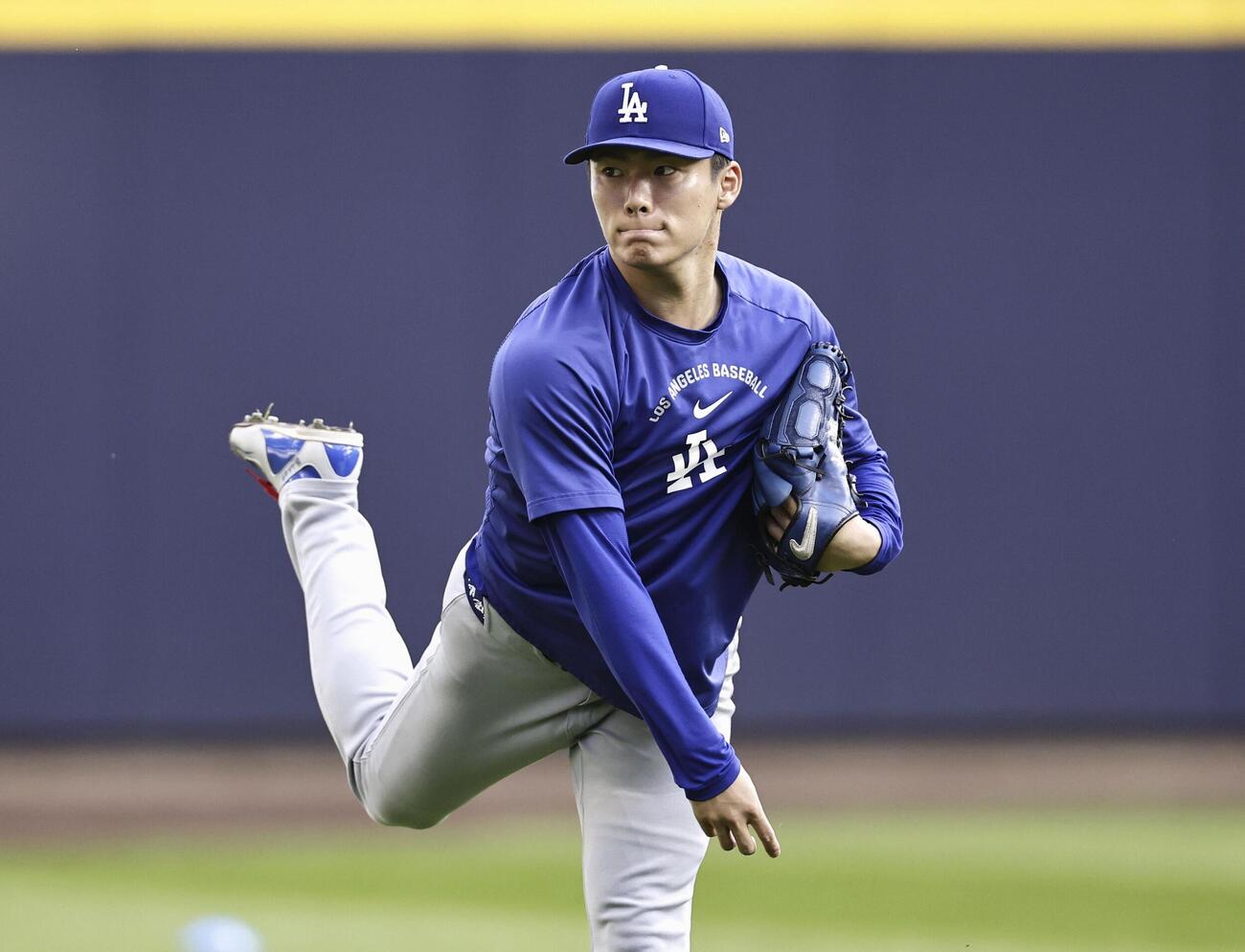 キャッチボールで調整するドジャース・山本＝ミルウォーキー（共同）