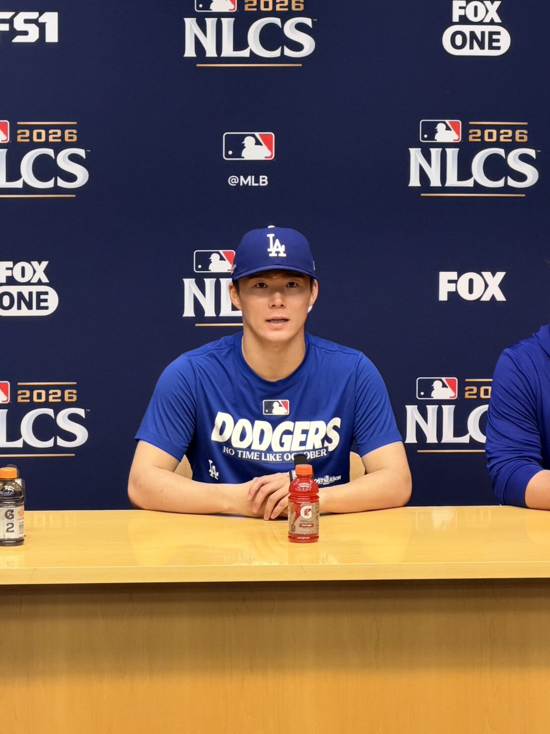 先発予定のブルワーズとのリーグ優勝決定シリーズ第2戦を前に会見するドジャース山本由伸投手